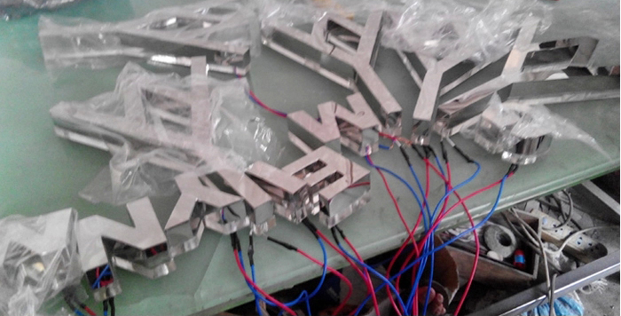 e38b3aeee54c6c5310980f2539fbac7b.jpg 不銹鋼背扣水晶發(fā)光字.jpg